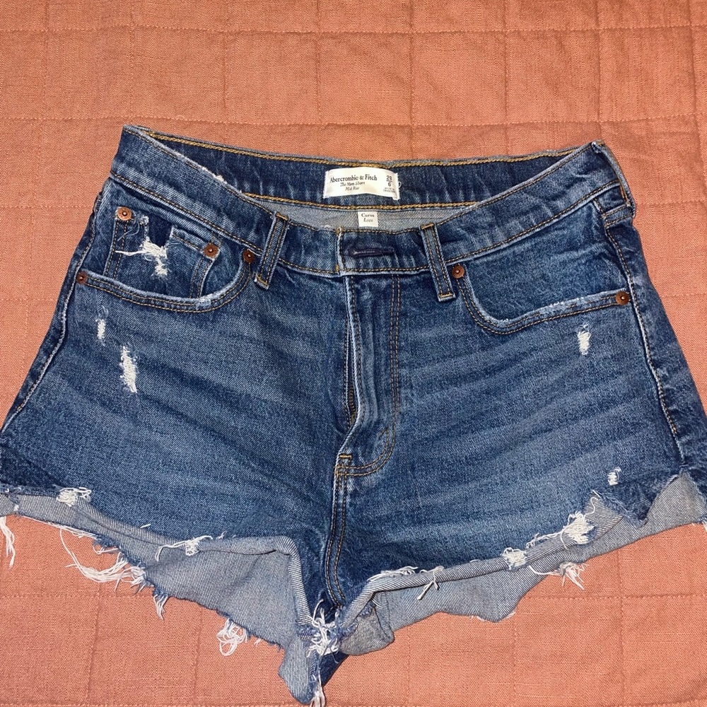 ABERCROMBIE AND FITCH CURVE LOVE-“the mom short mid rise” size 28 in dark wash